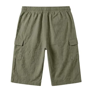 Detailopname van heren zomer linnen cargo shorts in legergroen met zakken en elastische taille.