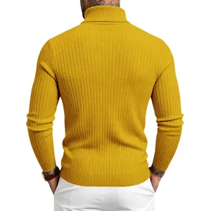 Rückseitiges Detail des gelben gerippten Rollkragenpullovers für Herren mit Strickstruktur.