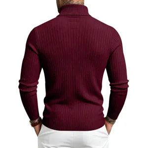 Detail der Rückansicht eines weinroten Rippstrick Rollkragen Langarm Herrenpullovers.