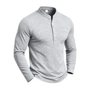 Detaillierte Ansicht des grauen Strick-Henley-Hemds mit Knopfleiste und Stehkragen.