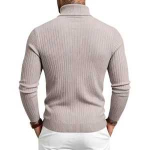 Detailansicht Herren Rippstrick Rollkragenpullover von hinten, weicher Langarm Pullover.