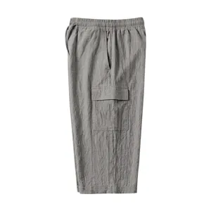 Detail van heren linnen cargo korte broek, grijze ademende zomer driekwart broek casual.