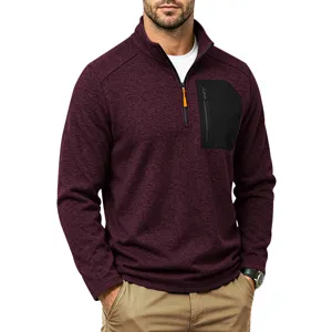 Detailansicht des bordeauxroten Fleece-Sweatshirts mit Viertelreißverschluss und Brusttasche.