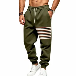 Gedetailleerd aanzicht van casual heren joggingsbroek met contraststrepen en trekkoord sport.