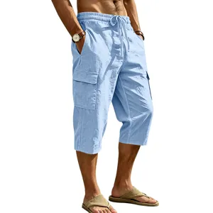 Gedetailleerd overzicht van casual linnen cargoshorts voor heren met trekkoord en zakken.
