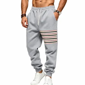 Detailweergave van grijze heren joggingsbroek met contrasterende strepen en trekkoord.