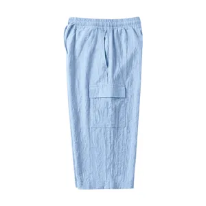 Gedetailleerd overzicht van lichtblauwe linnen casual cargo shorts met elastische taille.