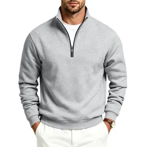 Detalle de sudadera gris casual para hombre con cuello alto y cremallera corta cómoda.