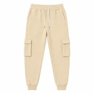 Vista dettagliata dei pantaloni cargo in felpa casual con vita elastica e tasche laterali pratiche.