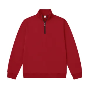 Detalle de primer plano del cuello alto con media cremallera roja en la sudadera de hombre.
