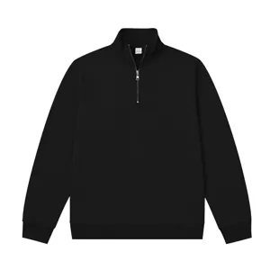 Vista detallada de la sudadera negra para hombre con cuello alto y media cremallera.