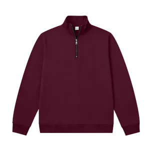 Detalle de sudadera con cuello alto y media cremallera en tela suave y cierre metálico.