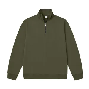 Vista detallada de sudadera verde oliva para hombre con cuello alto y media cremallera.
