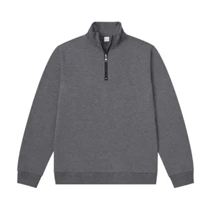 Detalle en primer plano del cuello de la sudadera gris oscura con cremallera y cuello alzado.