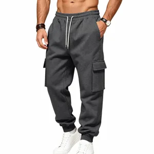 Pantaloni cargo uomo grigio scuro felpati con coulisse bianca e polsini elastici.