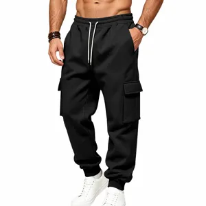 Pantaloni cargo neri da uomo con coulisse bianca e tasche multiple per uso invernale.