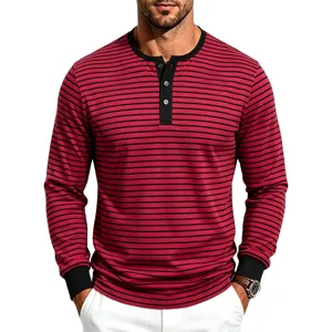 Vue détaillée du t-shirt Henley à manches longues rayé rouge et noir pour homme stylé.