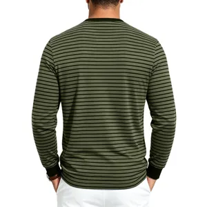 Vue de dos du t-shirt à manches longues rayé vintage pour homme avec col rond classique.