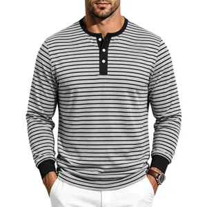 Détail de chemise Henley rayée à manches longues pour homme avec col et boutons noirs contrastés.