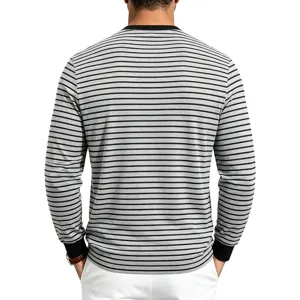 Vue dos detail t-shirt homme manches longues rayé gris et noir style decontracté.