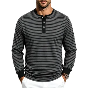 Vue détail de chemise Henley manches longues rayée rétro homme, haut slim décontracté.