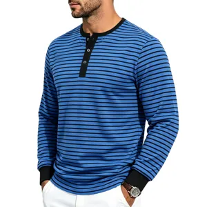 Vue détail de la chemise henley à manches longues rayée bleu et noir avec patte de bouton.