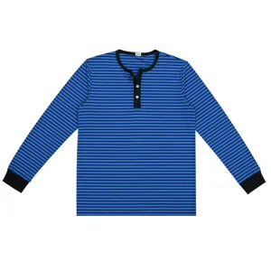 Détail d'un t-shirt Henley à manches longues rayé bleu et noir avec poignets et col contrastés.