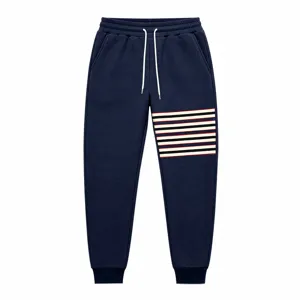 Donkerblauwe sweatpants detail, met wit trekkoord en iconisch streepjespatroon op been.