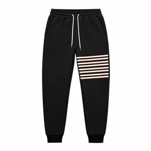 Zwarte heren joggingbroek met verstelbaar trekkoord in de taille en stoer streepdetail.