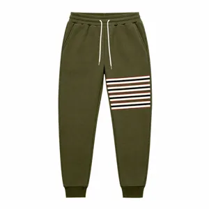 Groene heren fleece jogger broek met trekkoord en gestreepte dij detail voor sport.