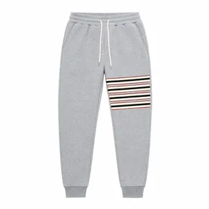 Gedetailleerd overzicht van casual grijze joggingbroek met een opvallend streepjespatroon.