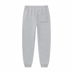 Gedetailleerd overzicht van een grijze herensportbroek met elastische tailleband.