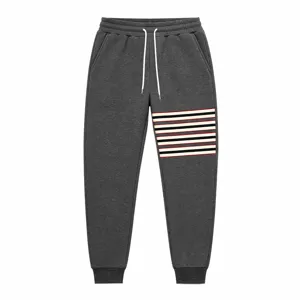 Donkergrijze heren joggingbroek met elastisch trekkoord en stijlvol streep detail.