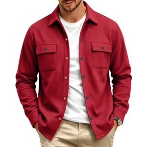 Détail de veste utilitaire doublée polaire rouge pour homme, chemise chaude d'hiver.