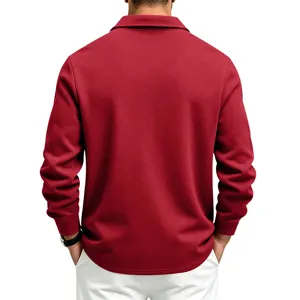 Vue arrière détaillée de la chemise veste d'hiver pour homme en molleton rouge classique.
