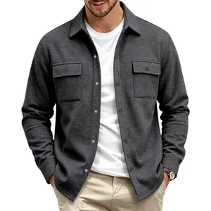 Détail de surchemise homme polaire lourde, tissu gris foncé texturé et chaud.