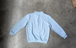 Lichtblauwe longsleeve polo trui, casual gebreid heren top, detail foto achterkant.