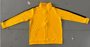 Detailansicht der gelben Herren Trainingsjacke mit schwarzen Streifen und Stehkragen.