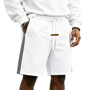 Shorts de sport amples et décontractés pour hommes avec cordon et bandes latérales stylées.