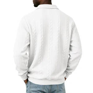 Achterkant detail van witte kabelgebreide sweatshirt polo met lange mouwen en textuur.