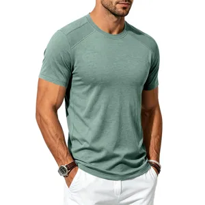 Nahaufnahme Detail der atmungsaktiven Mesh-Schulterpaneele und des lässigen Kurzarm-Shirts.