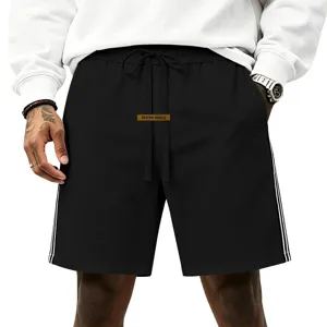Shorts de sport décontractés pour hommes avec cordon de taille et bandes blanches.
