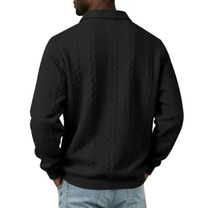 Gedetailleerd achteraanzicht van een stijlvol zwart gebreid poloshirt met lange mouwen.