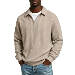Close-up detail van heren gebreide kwart-zip polo trui in beige gedragen door model.