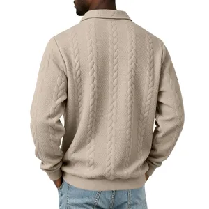 Gedetailleerd close-up van de kabelgebreide polo sweater-textuur met hoogwaardige afwerking.