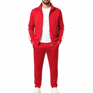 Rote Stehkragenjacke mit Reißverschluss und passender Jogginghose mit weißen Seitenstreifen.