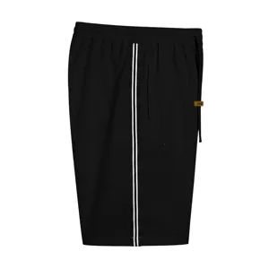 Detail de short de sport decontracte pour homme, rayures laterales et taille cordon.