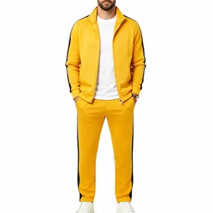 Details der gelben Herren Trainingsjacke mit Stehkragen und passender Hose mit schwarzen Streifen.