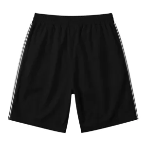 Vue détaillée de short de sport décontracté pour hommes en tissu noir avec bandes blanches.