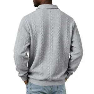 Gedetailleerd overzicht van heren grijze kabeltrui polo sweatshirt met lange mouwen.